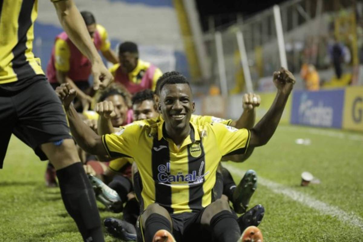 NO SE VIO: Vargas pierde los estribos, la bella chica y la euforia aurinegra