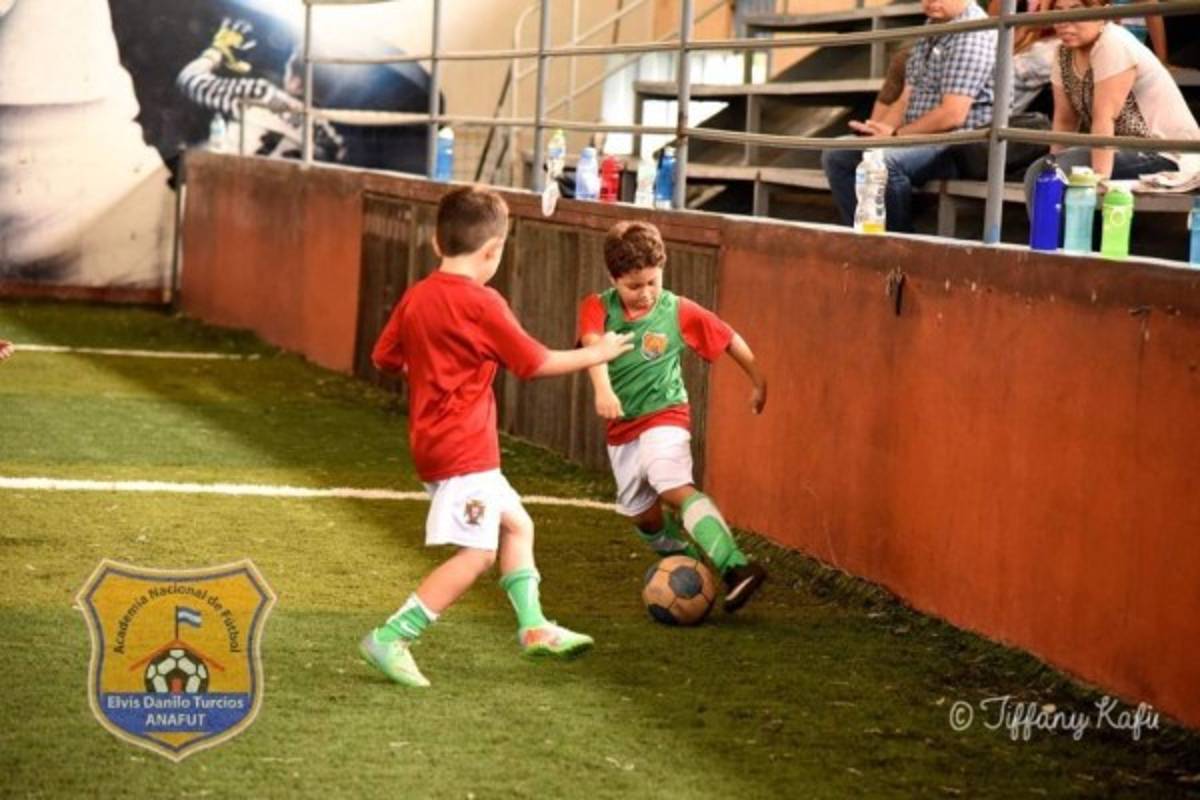 Los ex futbolistas hondureños que tienen bonitos complejos deportivos