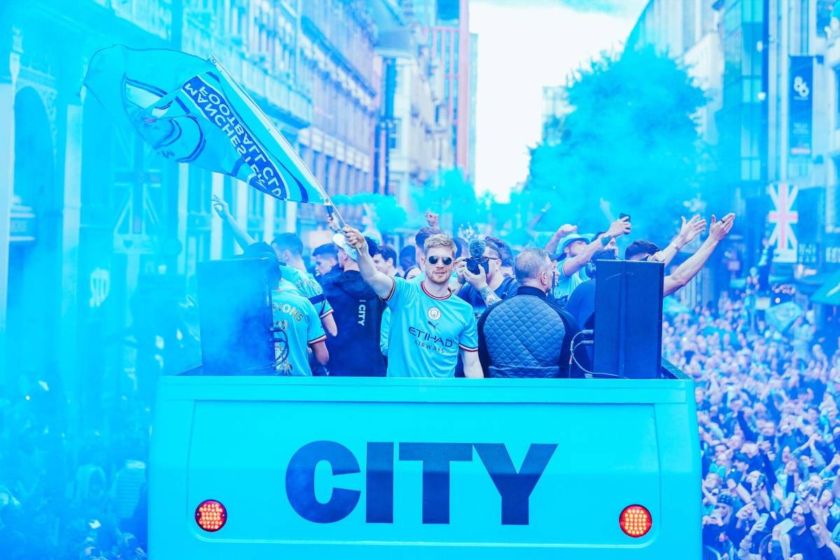 Fiestón en el Manchester City: Guardiola fumándose puros, descontrol de los aficionados y el que confundió a Erling Haaland