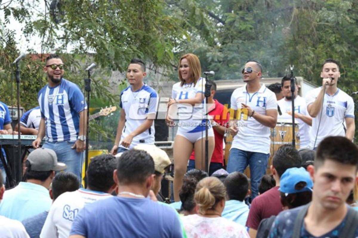 ¡INFARTANTE! Las bellezas que adornaron la previa del Honduras-Costa Rica