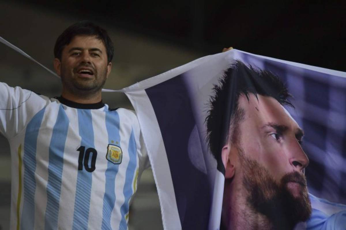 NO SE VIO EN TV: La pancarta a Cristiano, las bellas paraguayas y la bronca de Messi