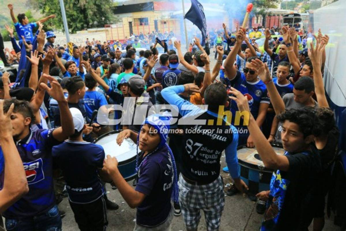 ¡IMPRESIONANTE! La afición de Motagua llena el Nacional en la final ante Platense