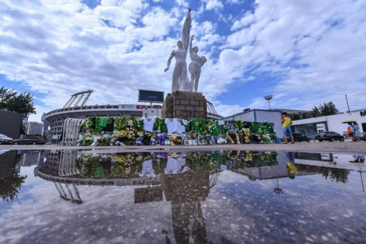 Beijing Guoan llora al 'Pery' Martínez y le honra con bonito altar en las afueras de su estadio