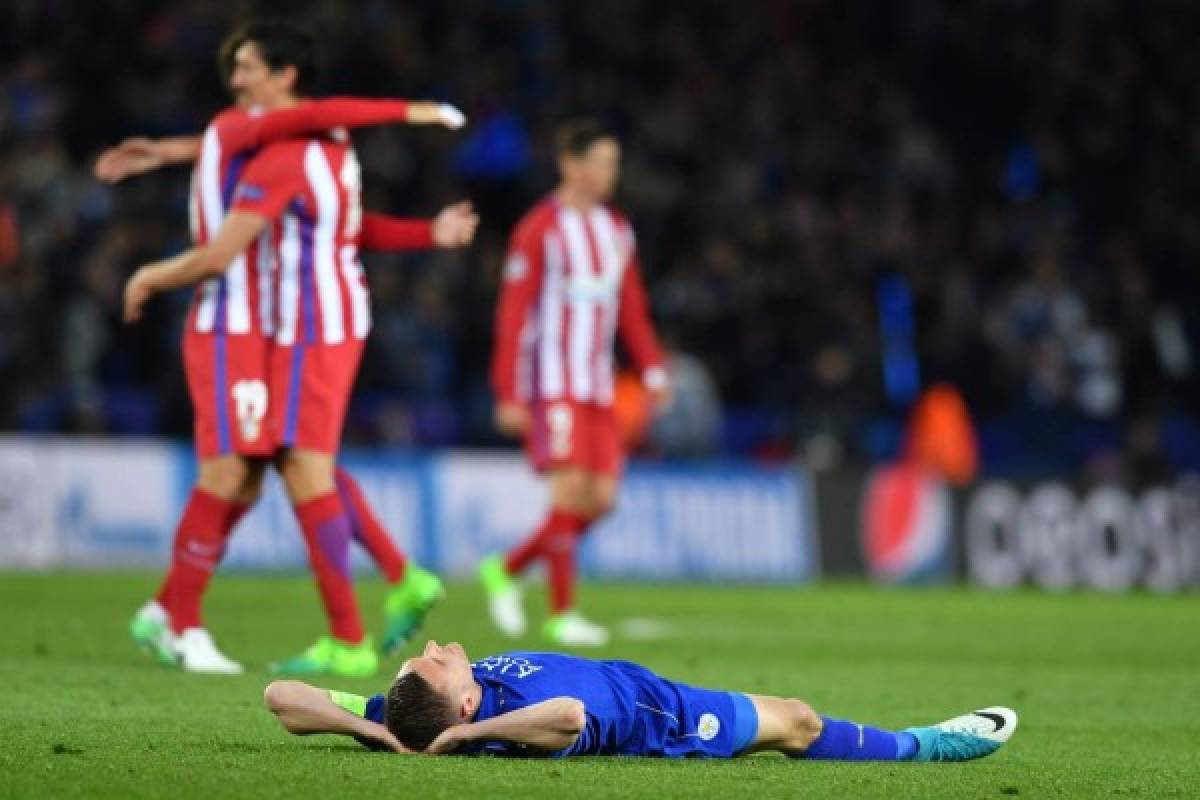 A dejected Leicester City's English striker Jamie Vardy lays on the pitch following the UEFA Champions League quarter-final second leg football match between Leicester City and Club Atletico de Madrid at the King Power stadium in Leicester on April 18, 2017.The match ended in a draw at 1-1, with Atletico Madrid winning on aggregate at 2-1. / AFP PHOTO / Ben STANSALL