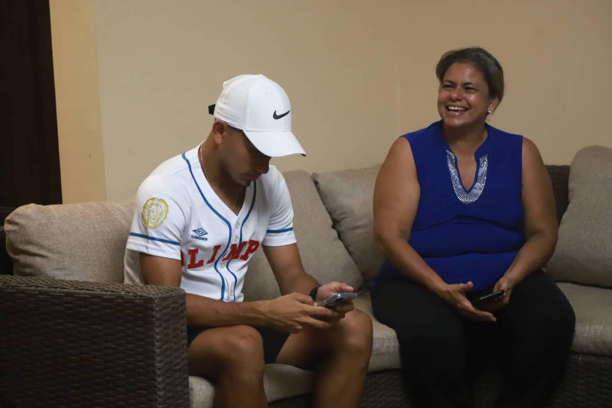 ¡De DIEZ! Entre piñatas y pastel celebró Edwin Rodríguez junto a la familia su cumpleaños anticipado y por el viaje a Grecia