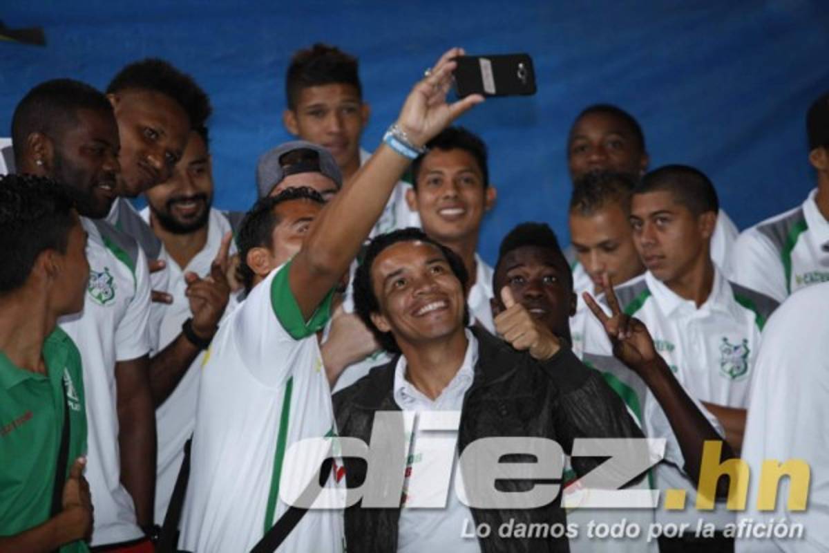 FOTOS: Jugadores del Platense regalan a niños mochilas con útiles escolares
