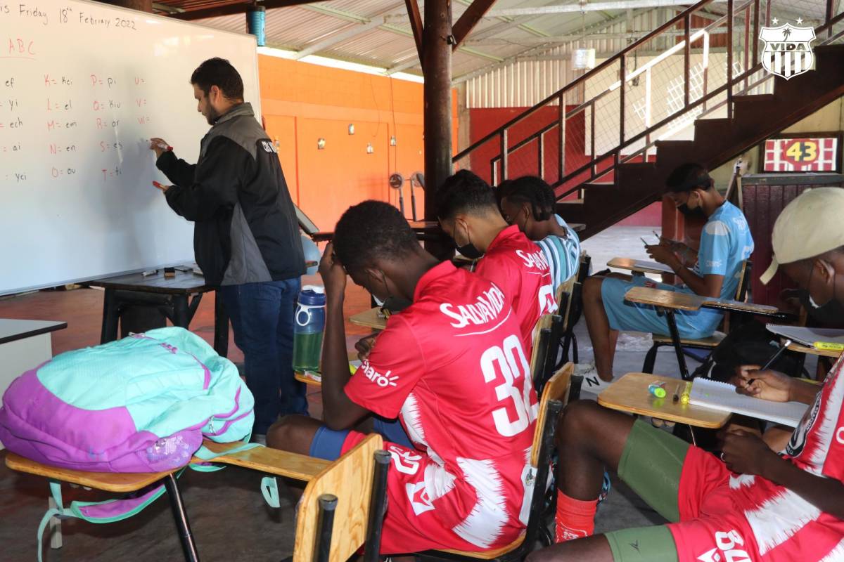Vida pone en marcha las clases de inglés para los futbolistas de las reservas especiales en La Ceiba