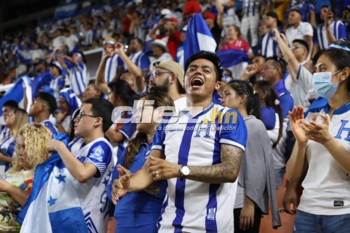 Invasión de hinchas a la cancha, familias reunidas y bellas chicas en el Honduras-Panamá