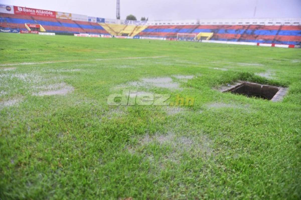¡INUNDADO! El estadio ceibeño se ha convertido en un verdadero pantano