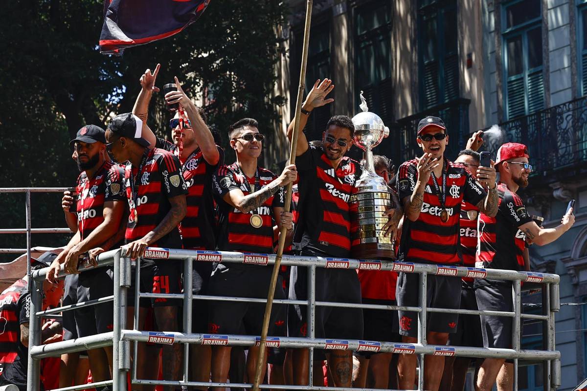 ¡Insólito! jugadores de Flamengo quiebran la Copa Libertadores en los festejos y el método que utilizaron para repararlo