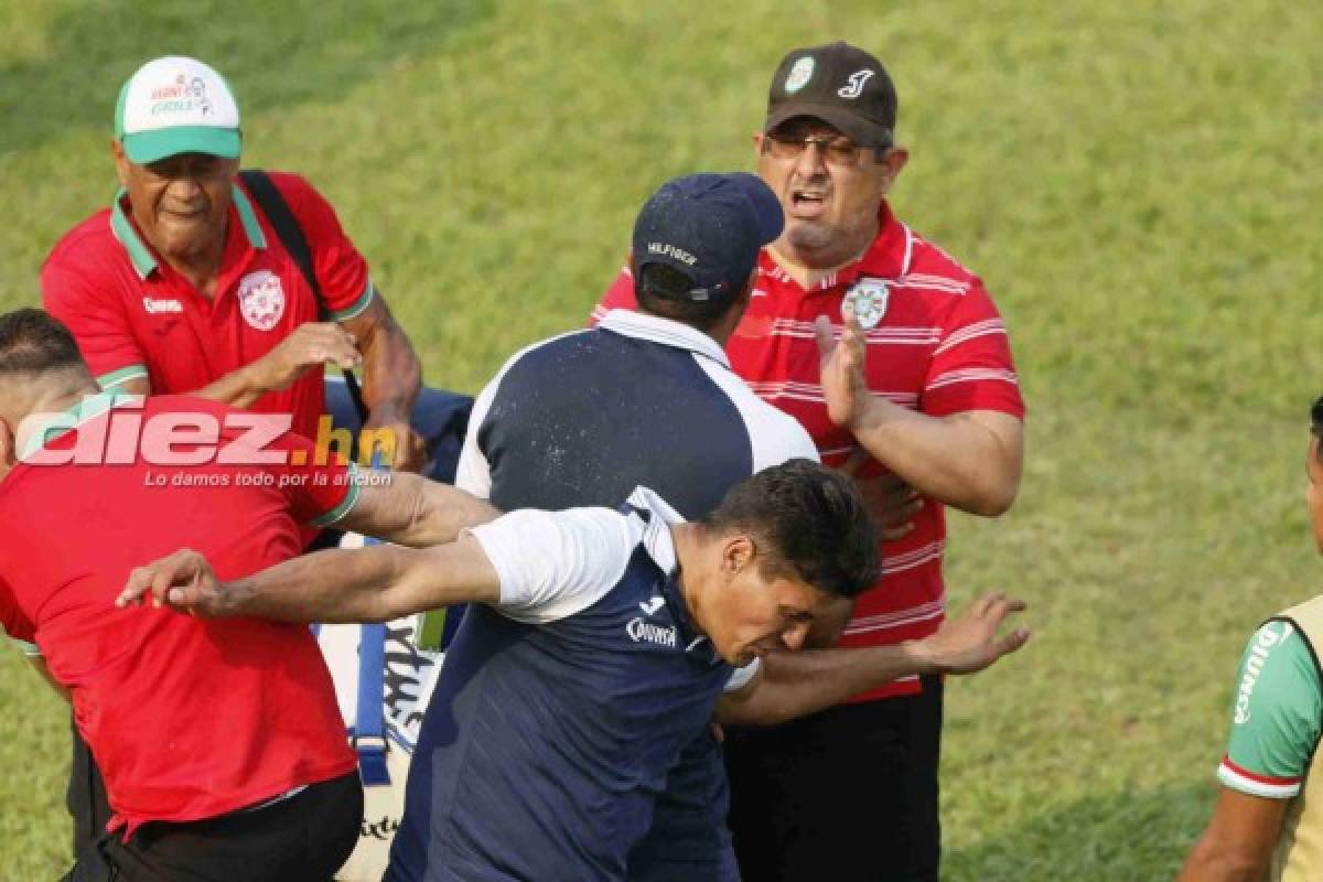 EN FOTOS: La lluvia de golpes y patadas entre técnicos de Marathón y Motagua