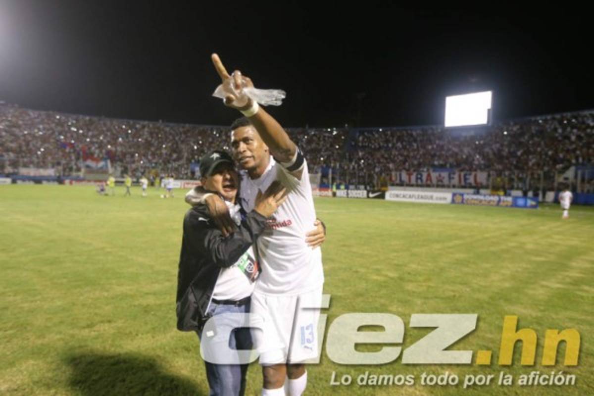 NO VISTE EN TV: El festejo del Olimpia y la bengala en el césped  