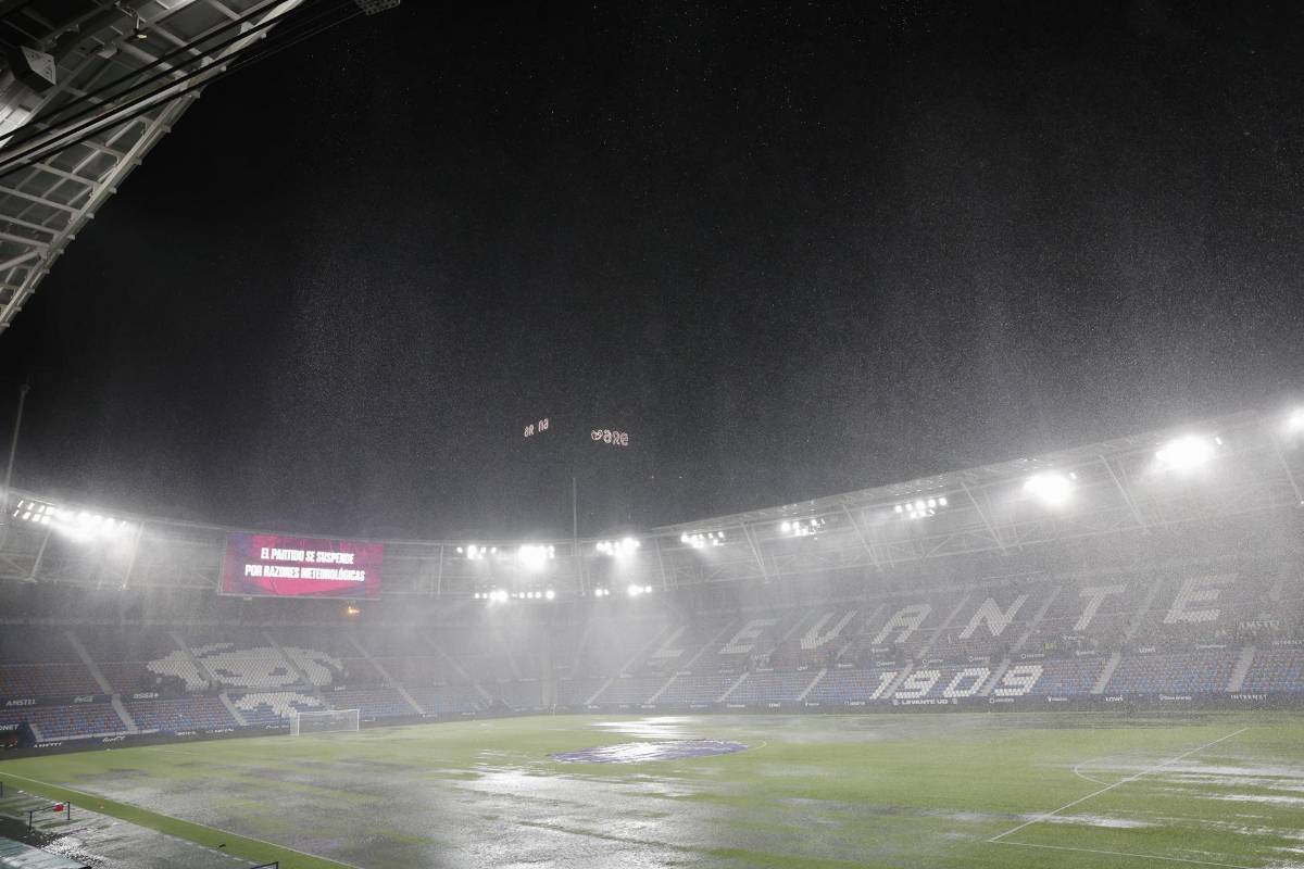 Impactantes imágenes del aguacero que aplazó un partido de LaLiga