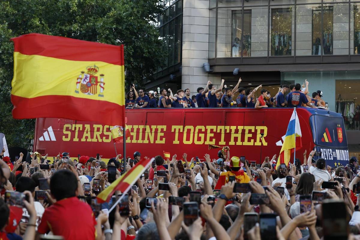 La fiesta de España hasta Cibeles, los que se besaron y el cartel: Paredes vs. Gavi