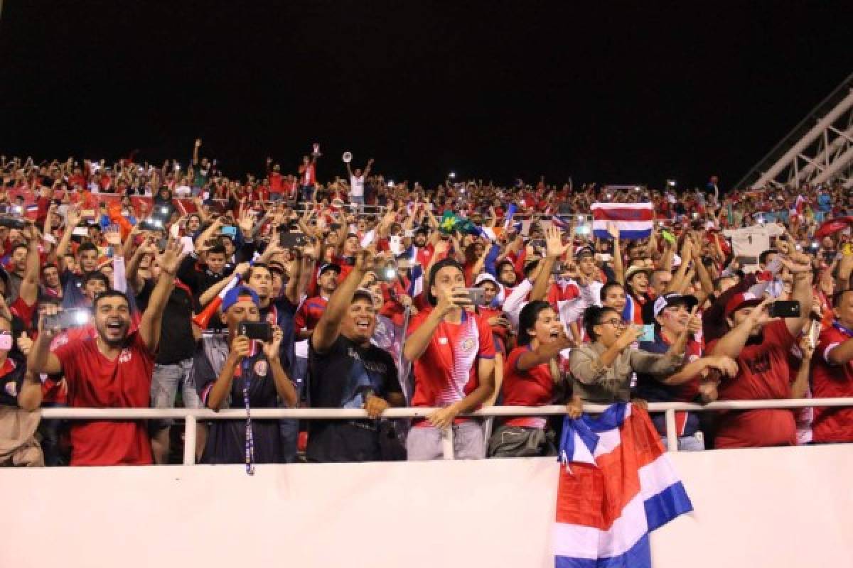 El emotivo festejo de jugadores de Costa Rica y la belleza de Andrea Salas