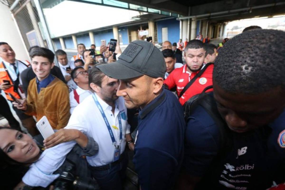 ¡Autógrafos, selfies y lágrimas! Keylor Navas desata locura a su llegada a Guatemala