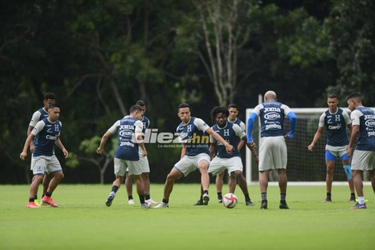 Consejos del Bolillo a un jugador y Kervin Arriaga toma precauciones: Las fotos del entreno de Honduras