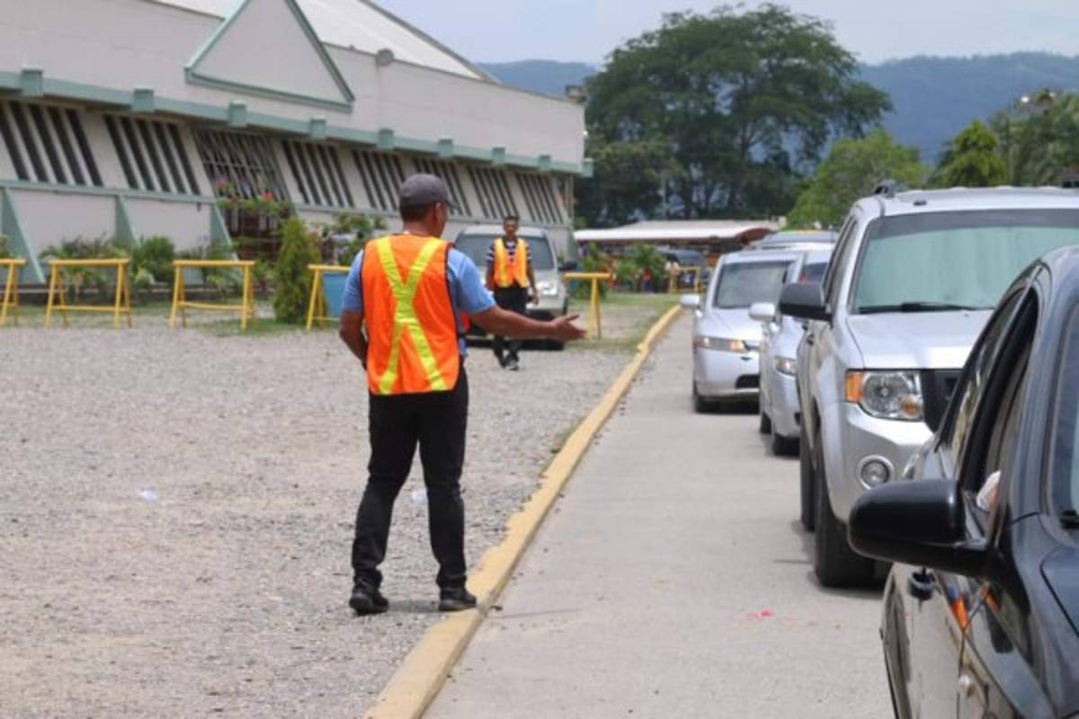 Jugadores y técnicos hondureños que sirven a Dios en sus iglesias