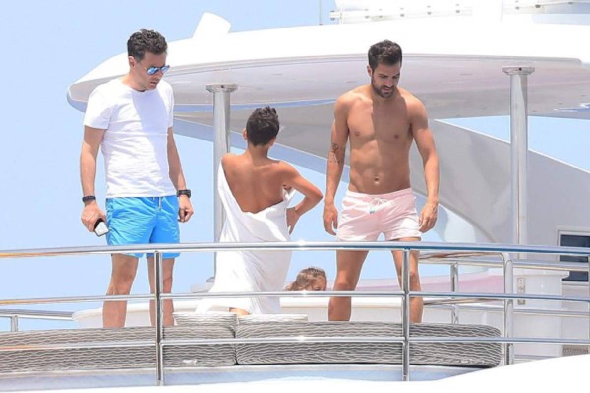 Las vacaciones de Fábregas y su infartante mujer en Ibiza