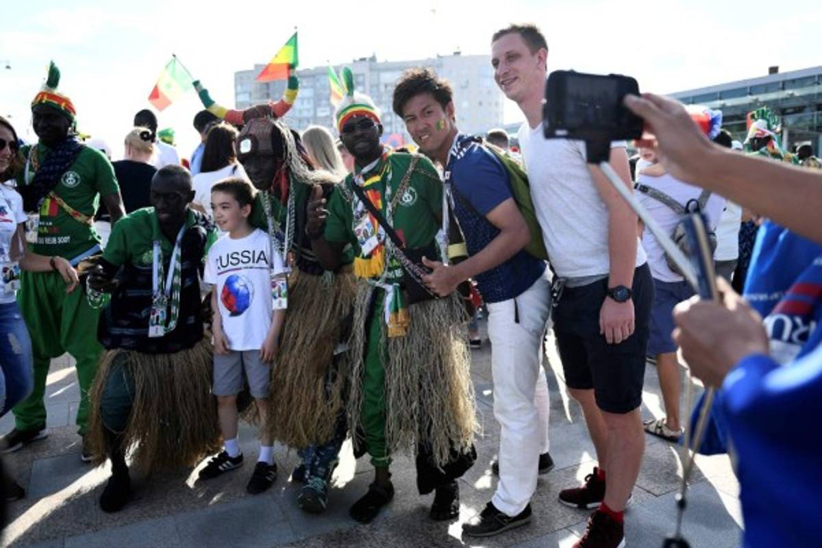 Dos culturas diferentes, una sola pasión: Hinchas de Senegal y Japón engalanaron el partido