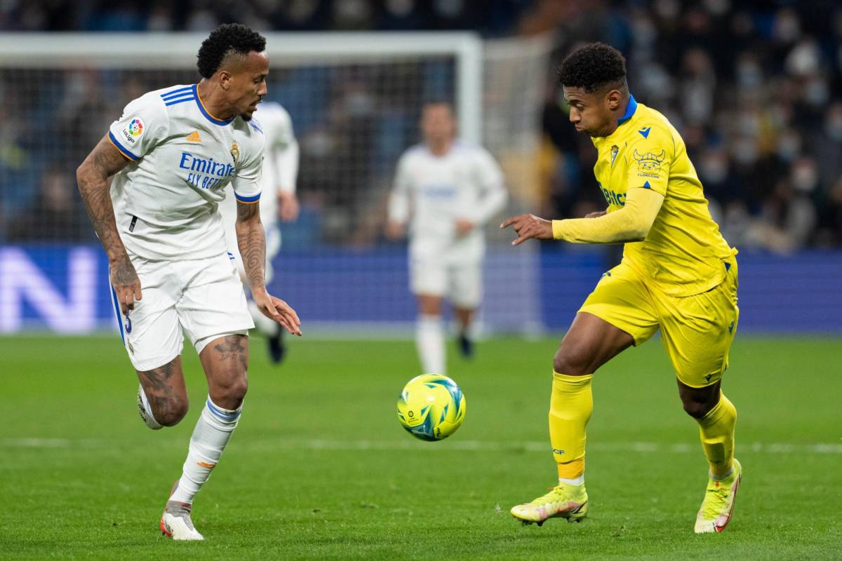 El hondureño Choco Lozano sale lesionado en el primer tiempo en el partido entre Real Madrid-Cádiz en el Bernabéu