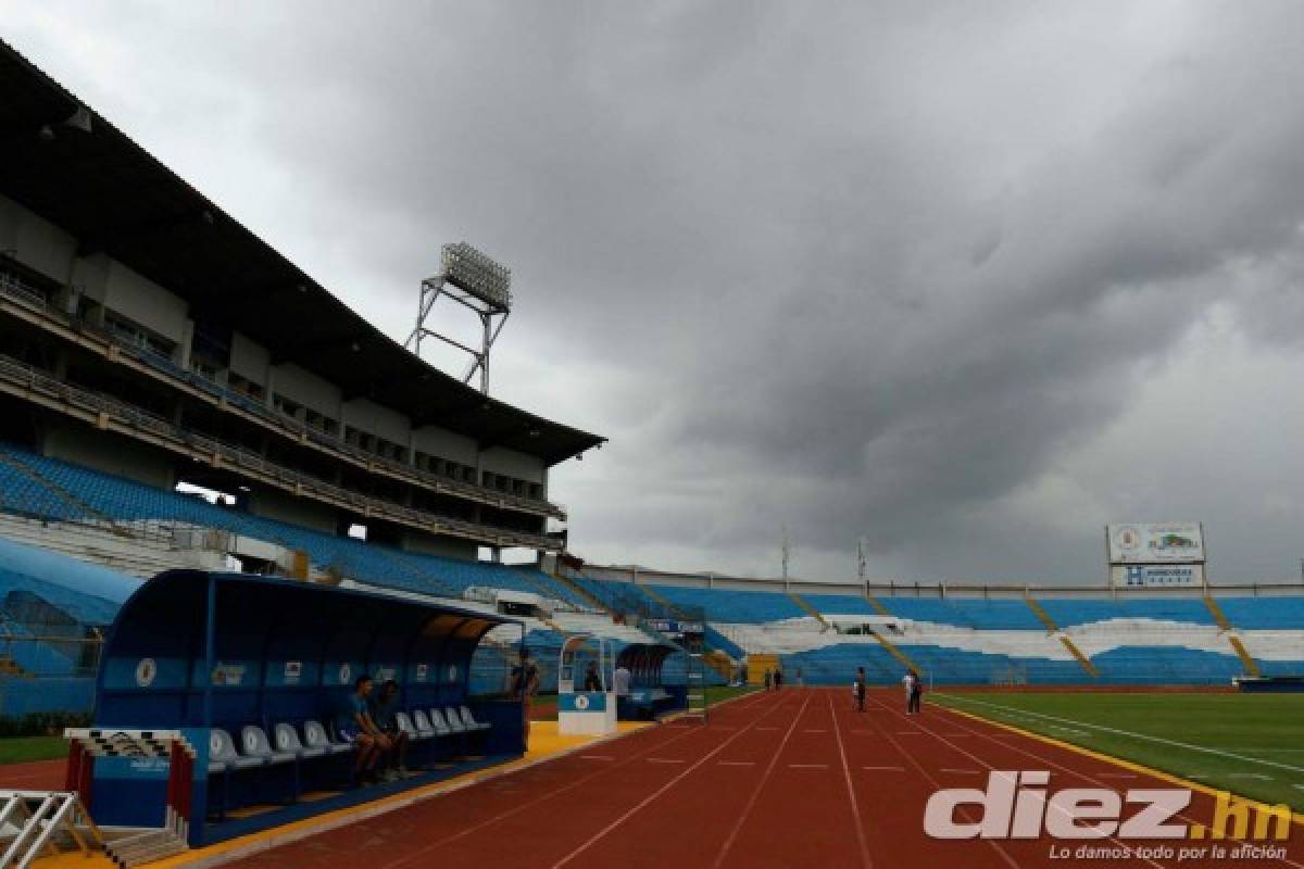 Aguacero: La lluvia suspendió el entrenamiendo de Honduras y cubrieron el césped con una lona