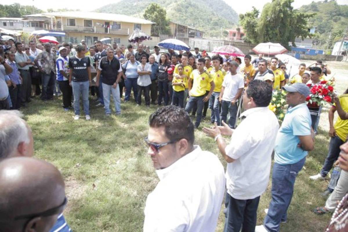 Multitudinario adiós a Enrique Reneau en su natal Jutiapa