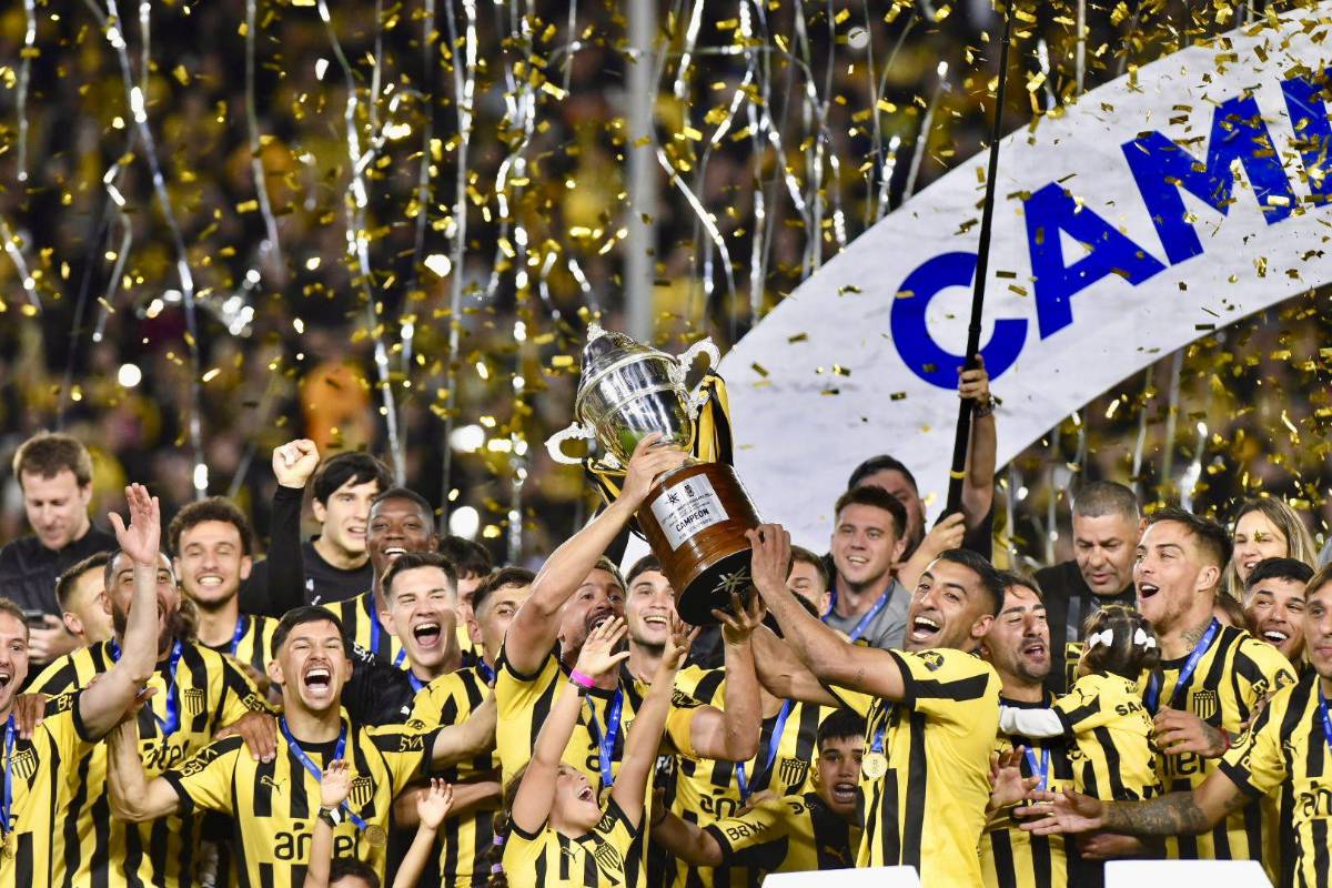 Un infierno: Peñarol se consagró campeón de Uruguay tras vencer a Fénix y así fue la tremenda celebración