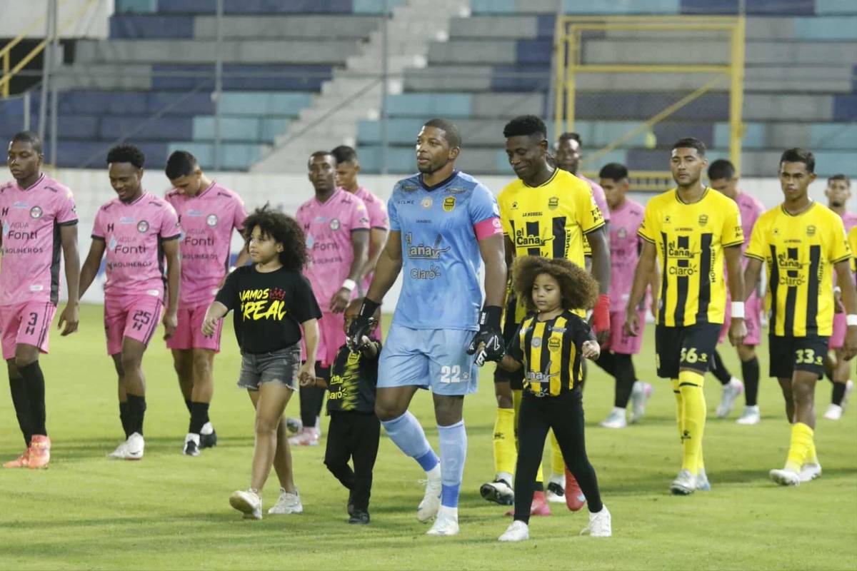 El amor invade a Nixon Cruz, vuelve tras meses lesionado y aficionada de Choloma se lleva las miradas en el juego que triunfó Real España