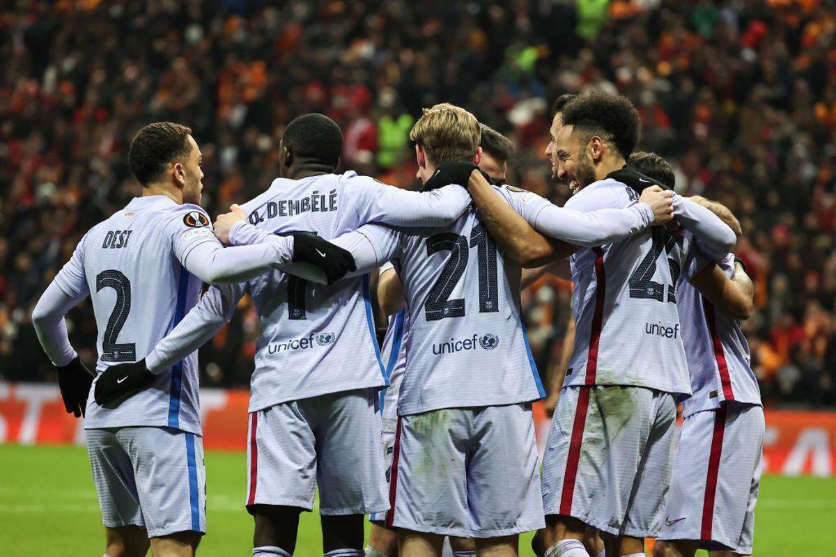 Pedri los dejó sembrados y ex del Barça en las gradas: así silenció el equipo de Xavi el infierno turco en la Europa League