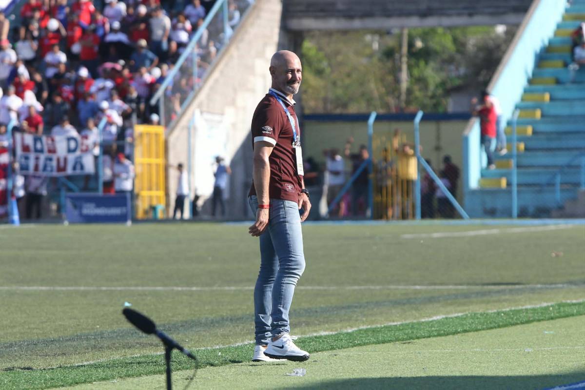 Europeos en las gradas, las bellezas de La Paz y en el muro para ver el Génesis vs Olimpia