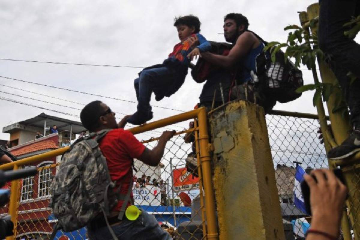 EN FOTOS: Así rompieron barrera de seguridad la caravana de migrantes en México