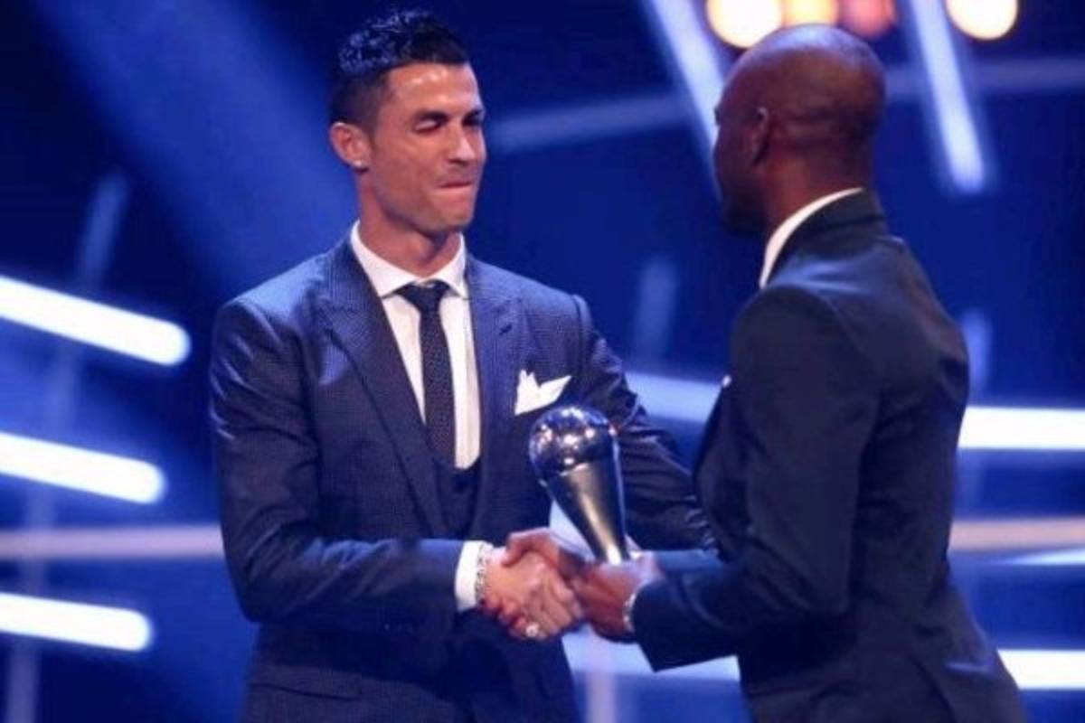 ¡Y NO ES CREÍDO! David Suazo entregó premio de FIFA a Messi y a Cristiano Ronaldo