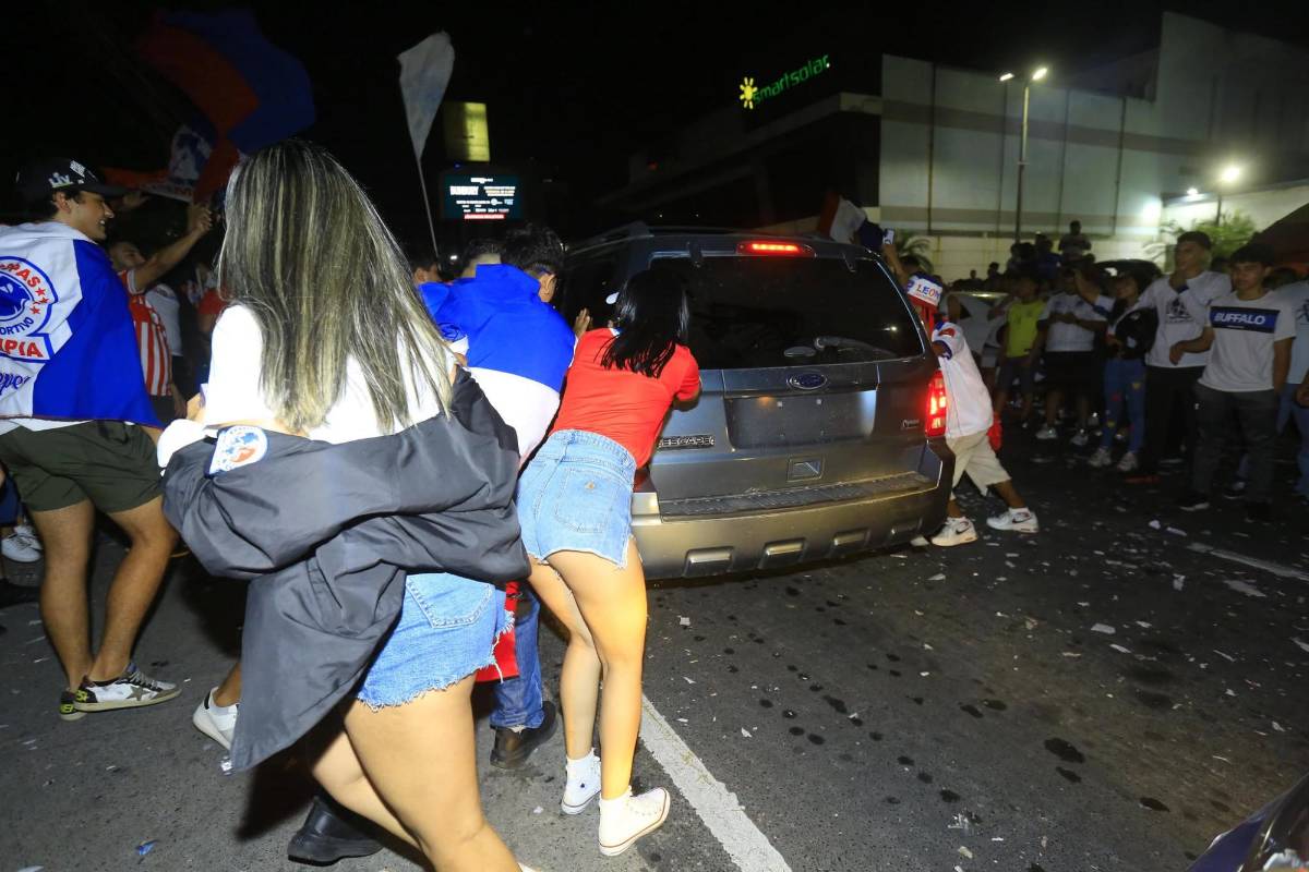 ¡Fiesta por la 39! Aficionados del Olimpia celebran por toda Honduras el título del torneo Clausura