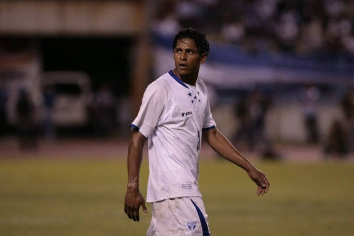 ¡Uno más a la lista! El nuevo y loco look de Carlo Costly con el Marathón