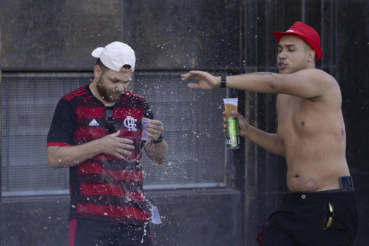 ¡Insólito! jugadores de Flamengo quiebran la Copa Libertadores en los festejos y el método que utilizaron para repararlo