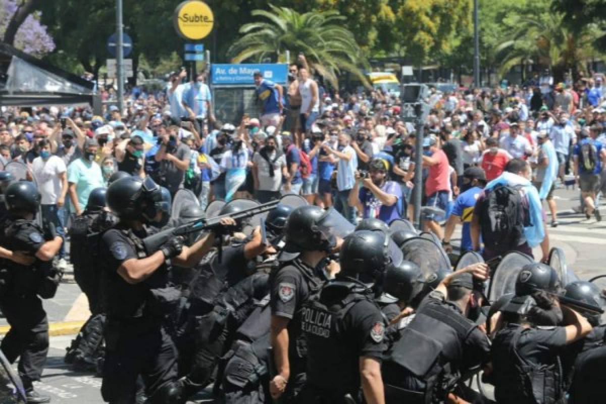 Enfrentamientos y caos total en las calles de Argentina durante el velorio de Diego Maradona