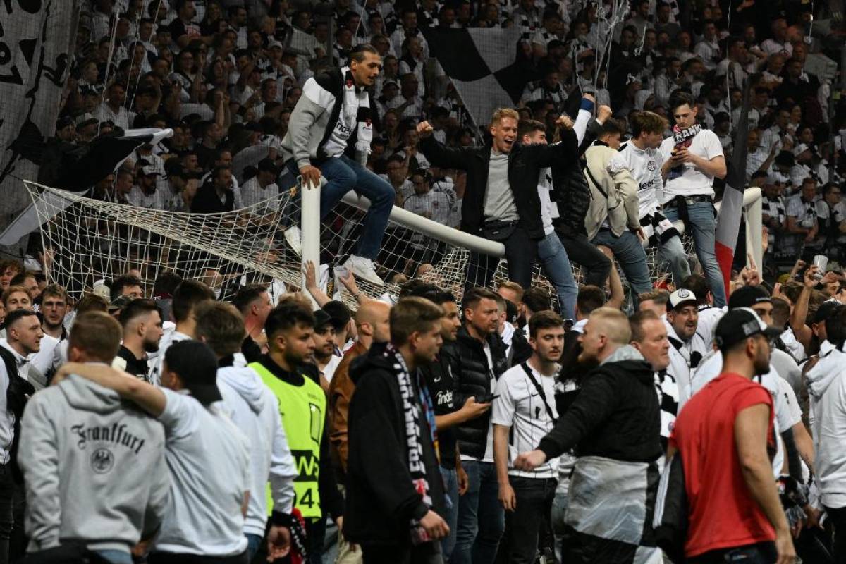 ¡Locura total! La invasión de los hinchas del Eintracht Frankfurt tras volver a una final europea 42 años después