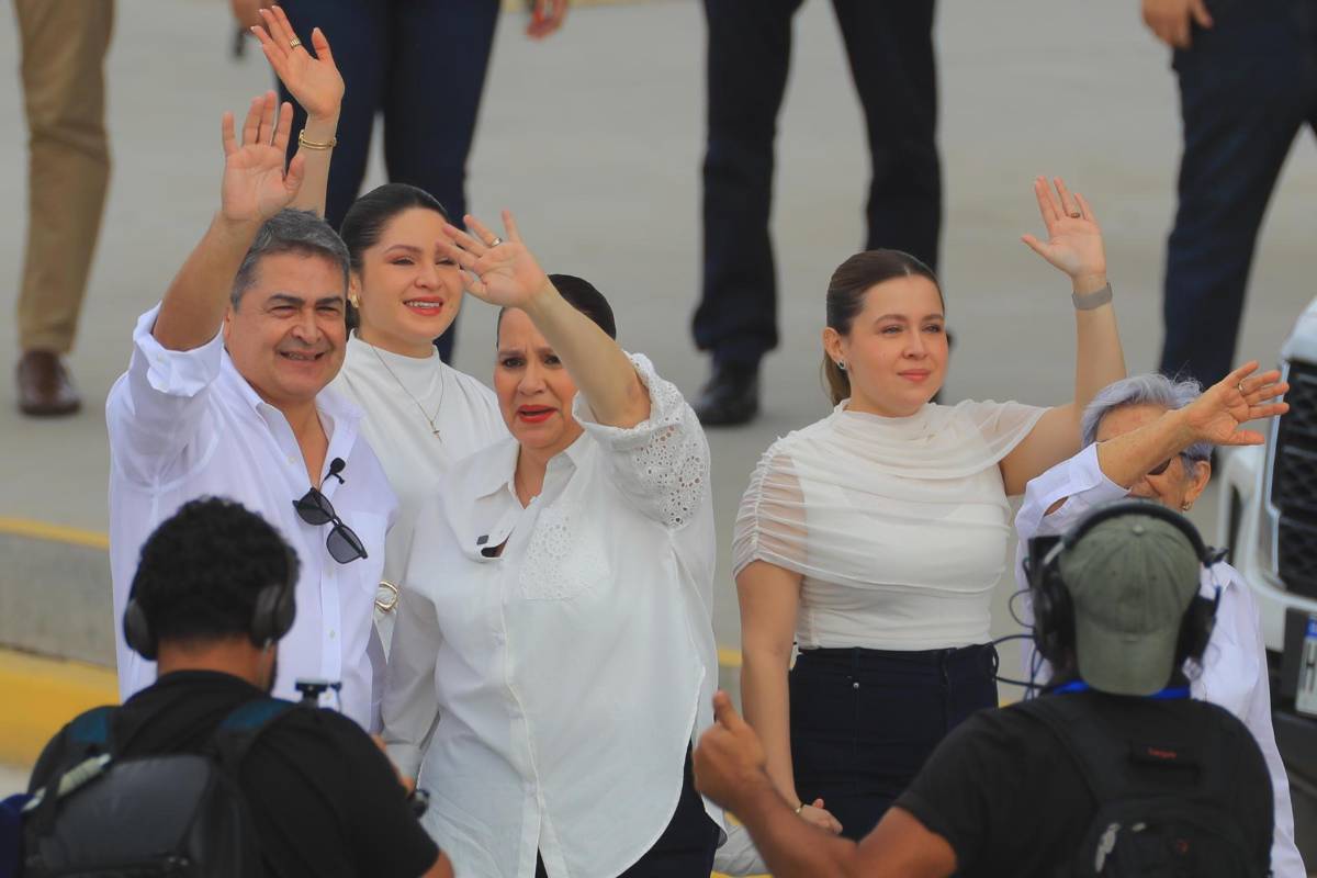 Locura por la vuelta de JOH a Honduras: el beso con su mujer y el caso que enfrentará
