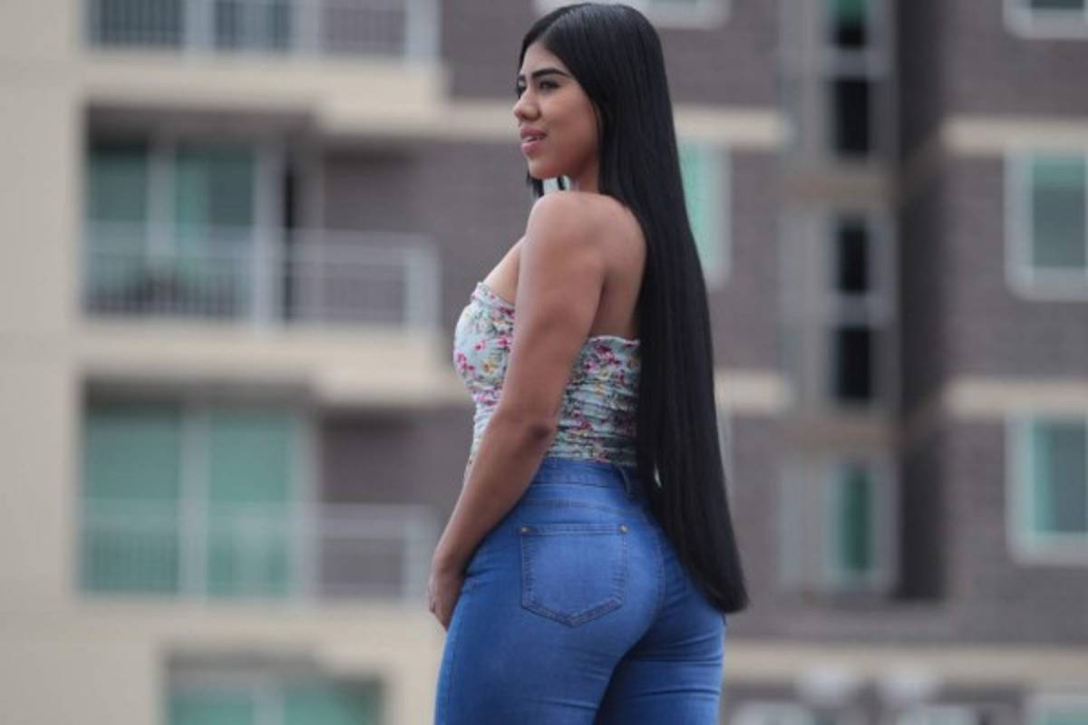 Ella es Alejandra Deras, la bella catracha que haría una locura por Ronaldinho