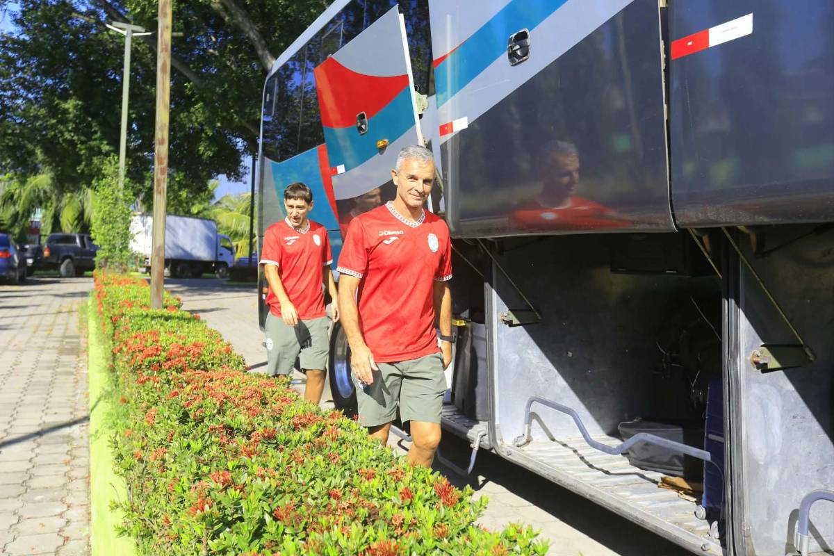 Marathón sale rumbo a Tegucigalpa: El jugador con la biblia en mano, otro con tablet y todos los cachivaches de Rubilio