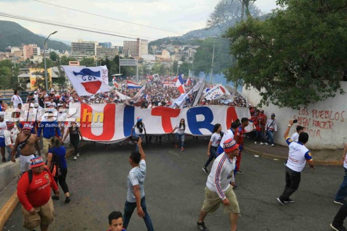 FOTOS: La eufórica llegada de la barra del Olimpia al estadio Nacional