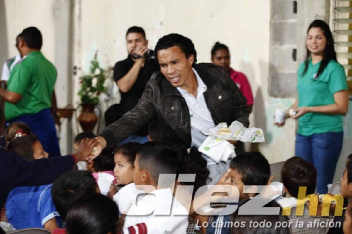 FOTOS: Jugadores del Platense regalan a niños mochilas con útiles escolares