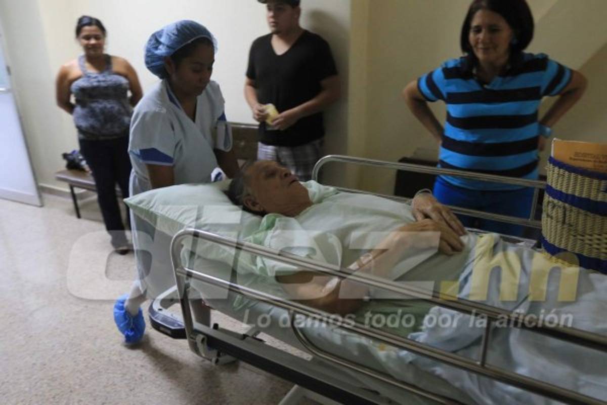 FOTOS: Así sacaron a Chelato Uclés de cuidados intensivos