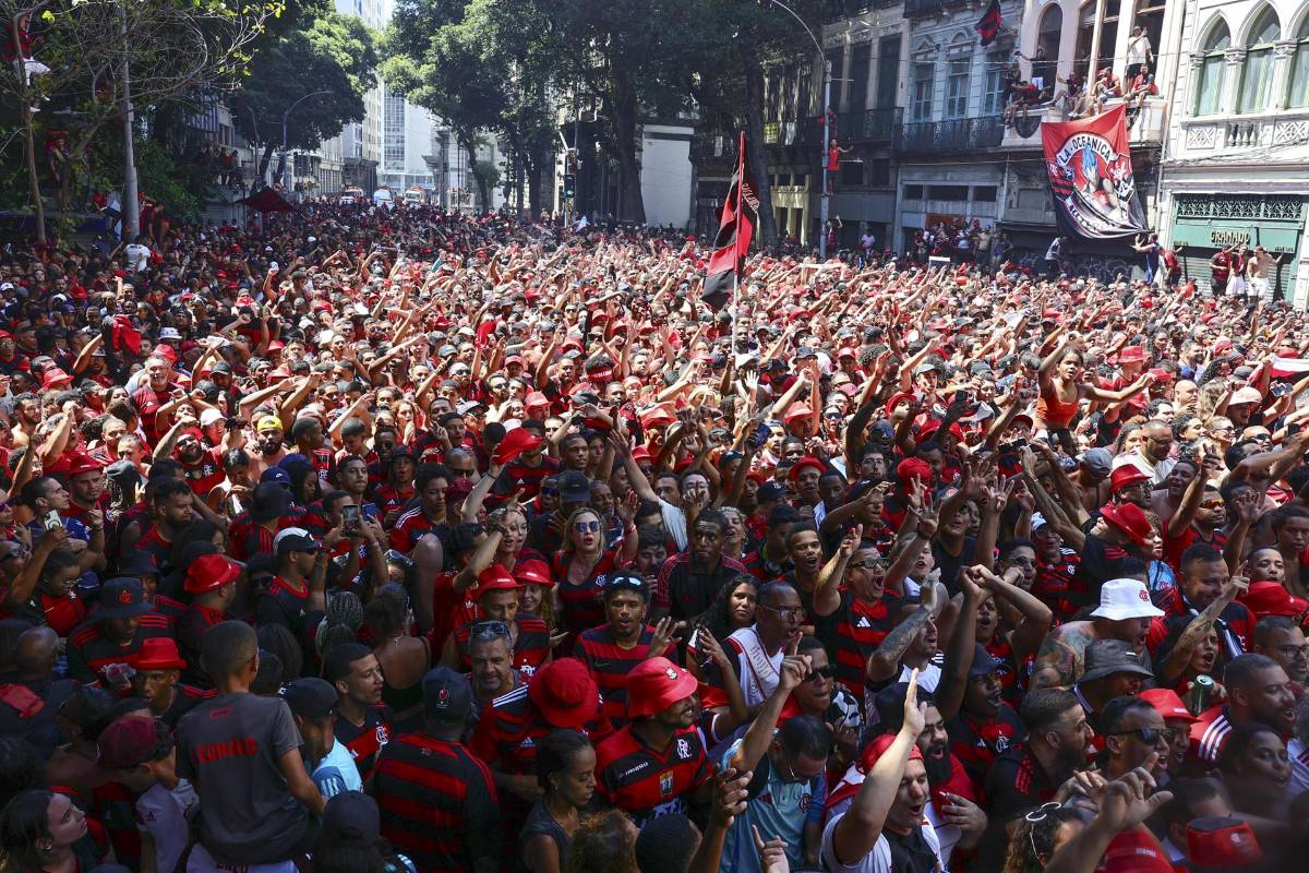 ¡Insólito! jugadores de Flamengo quiebran la Copa Libertadores en los festejos y el método que utilizaron para repararlo