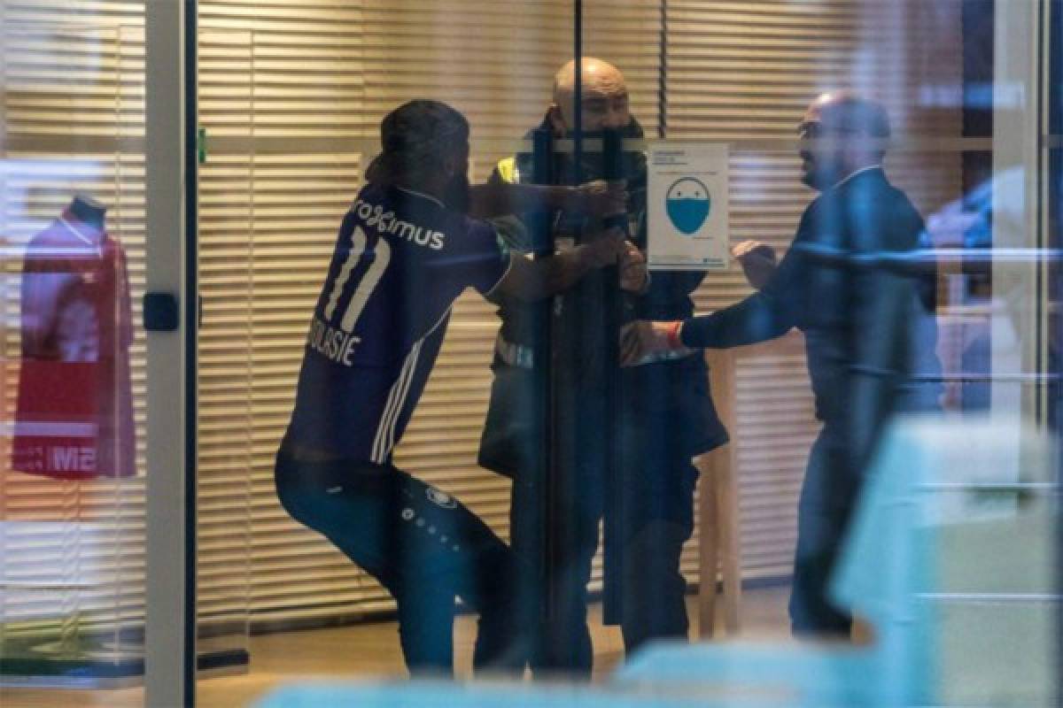 Su equipo no lo quiere vender, se va al entreno con la camisa del rival y todo acaba en pelea