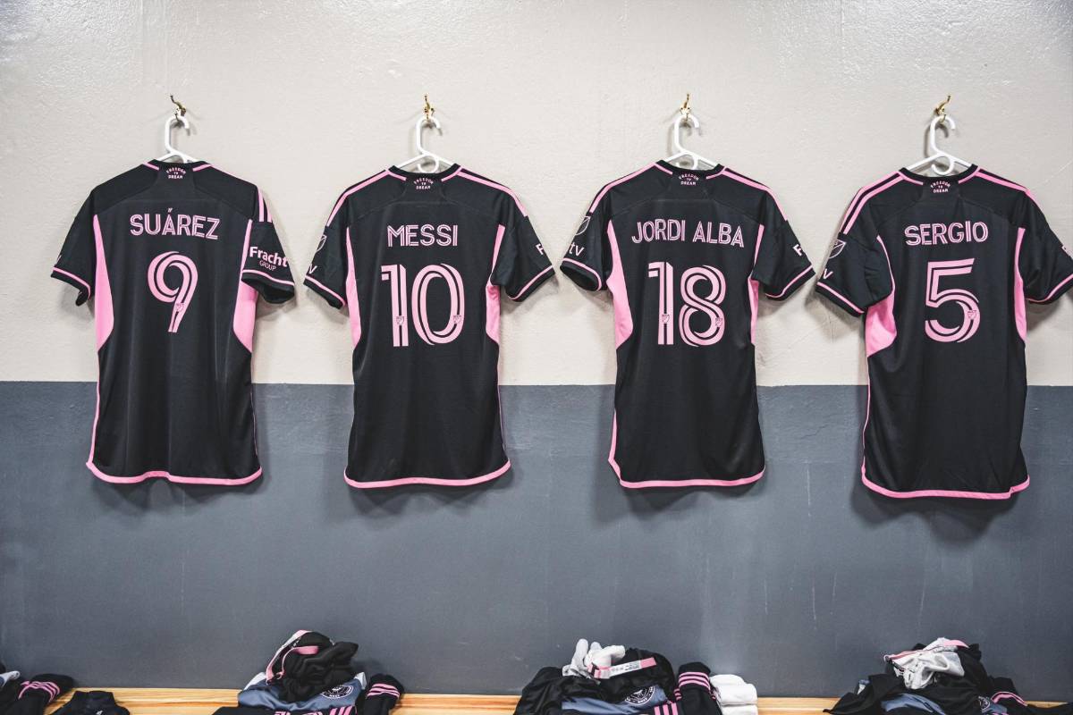 FOTOS: Viral abrazo de Messi con leyenda, el reencuentro con Suárez y colosal llenazo en El Salvador vs Inter Miami