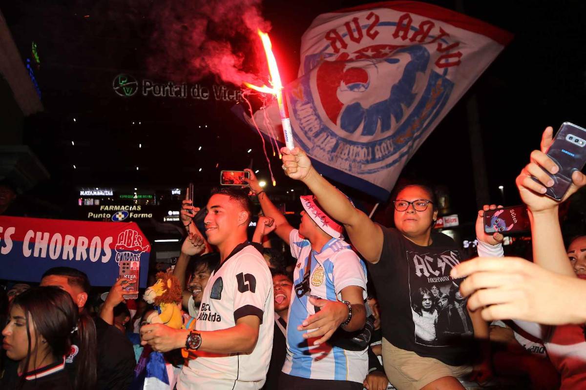 ¡Una locura de banderazo! Afición del Olimpia se desborda junto al plantel pensando en la corona 39