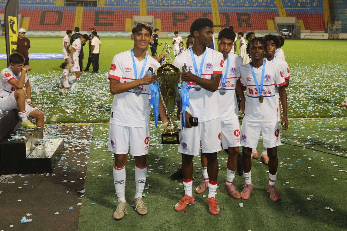 Imágenes: Olimpia celebró su título 11 en reservas y una leyenda los acompañó