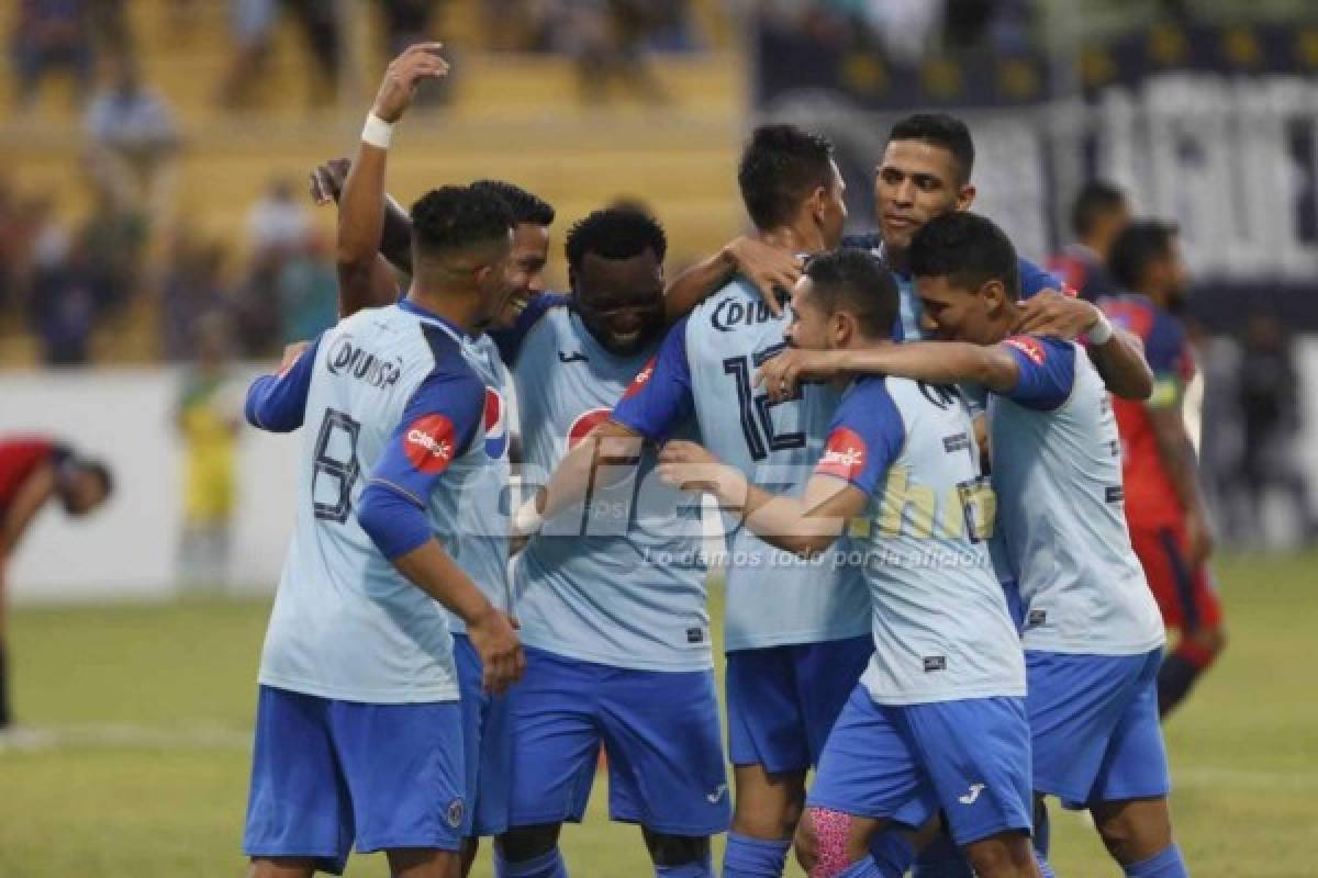 Óscar Salas ya luce la camiseta azul y Motagua gana su primera copa de la temporada en Comayagua.